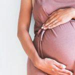 Что делать, если тянет низ живота на разных сроках беременности и причины