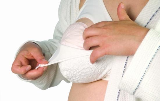 Сроки появления молозива при беременности и как оно выглядит, отклонения