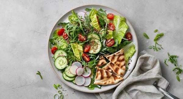 Здоровые салаты со всего мира: топ-10 рецептов для любителей фитнеса